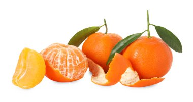 Soyulmuş ve soyulmamış mandalinalar beyazda izole edilmiş.