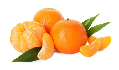 Soyulmuş ve soyulmamış mandalinalar beyazda izole edilmiş.