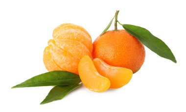 Soyulmuş ve soyulmamış mandalinalar beyazda izole edilmiş.