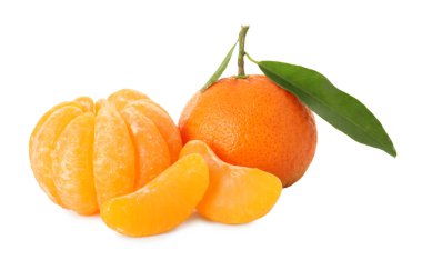 Soyulmuş ve soyulmamış mandalinalar beyazda izole edilmiş.