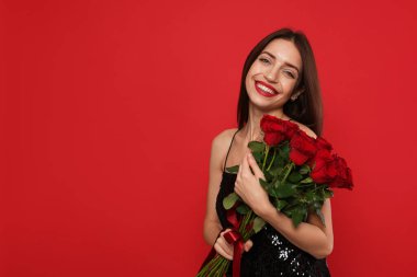 Sevgililer Günü. Kırmızı arka planda gül buketi olan güzel bir kadın. Metin için boşluk