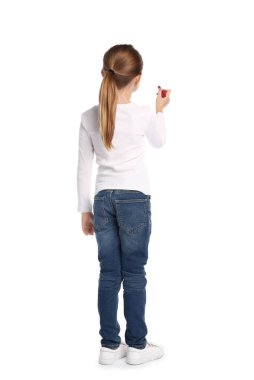 Beyaz arkaplan, arka plan üzerinde işaret olan bir şey çizen çocuk