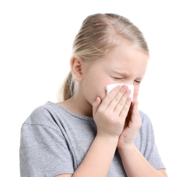 Beyaz arka planda burnu akan küçük bir kız. Soğuk Semptom
