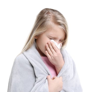 Beyaz arka planda burnu akan küçük bir kız. Soğuk Semptom