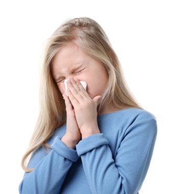 Beyaz arka planda burnu akan küçük bir kız. Soğuk Semptom