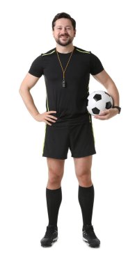 Beyaz arka planda futbol topu olan hakem