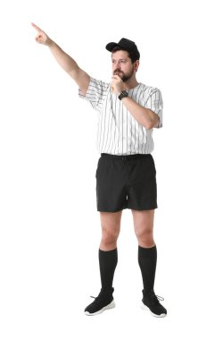 Hakem düdüğü çalıyor ve beyaz arkaplanı işaret ediyor