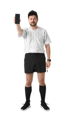 Akıllı telefonlu hakem ve beyaz arka planda ıslık