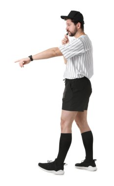 Hakem düdüğü çalıyor ve beyaz arkaplanı işaret ediyor