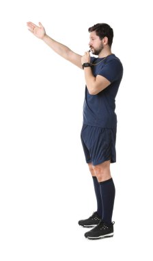 Üniformalı hakem beyaz arka planda düdük çalıyor.