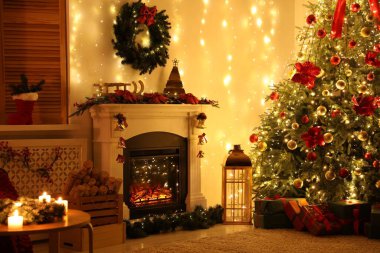 Güzel bir şömine, Noel ağacı ve rahat odada şenlikli bir dekor. İç tasarım