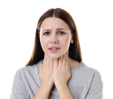 Beyaz arka planda boğaz ağrısı çeken bir kadın. Soğuk Semptom