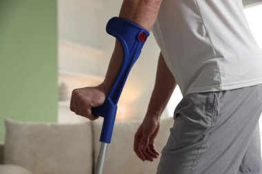 Dirsek değnekli adam evde, yakın plan.