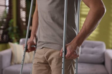 Koltuk değnekli adam evde, yakın plan.