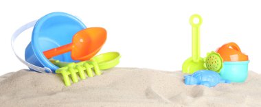 Çocuklar için plaj oyuncakları ve beyaz sancak tasarımında izole edilmiş kum.