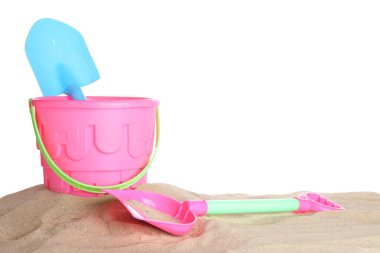 Çocuklar için plaj oyuncakları ve beyaza izole edilmiş kum. Plastik kova ve kürek.