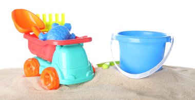 Çocuklar için plaj oyuncakları ve beyaz sancak tasarımında izole edilmiş kum.