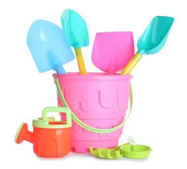 Beyaz tenli çocuklar için plaj oyuncakları. Kürekli plastik kova, su kovası, süzgeç ve tırmık.