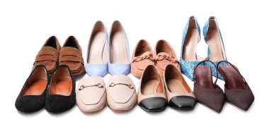 Beyaza izole edilmiş farklı şık ayakkabılar.