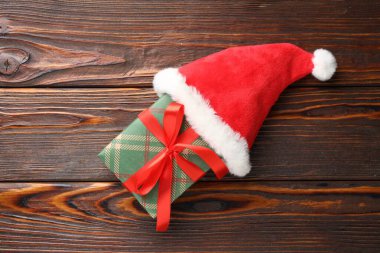 Noel hediyesi, Noel Baba şapkası ahşap masa, üst manzara.
