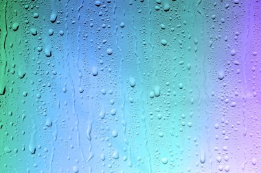 Su damlalı cam yüzey, yakın görüş.