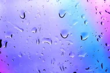 Su damlalı cam yüzey, yakın görüş.