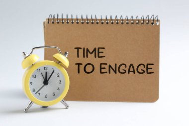 Masaya not defteriyle ve alarmla yazılan saati bağlama zamanı