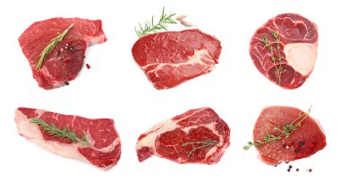 Çiğ et parçaları ve baharatlar beyaz, set üzerinde izole