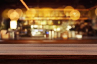 Boş masa ve bulanık barın içi. Tasarım için boşluk