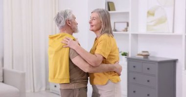 Güzel yaşlı çift evde dans ediyor.