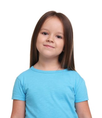 Beyaz arka planda küçük şirin bir kızın portresi.