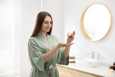 Evde pudra gibi pudra kullanan bir kadın.