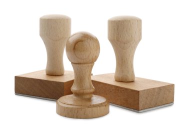 Tahta pullar beyaz üzerine izole edilmiş. Ofis aracı