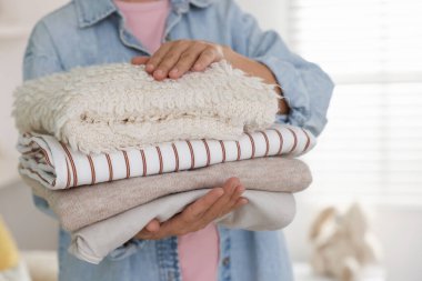 İçerideki elbiseli kadın, yakın plan. Metin için boşluk