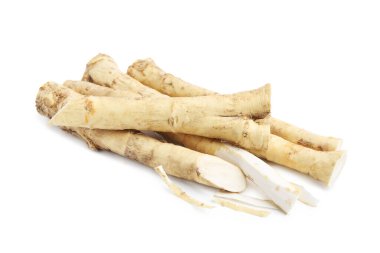 Taze çiğ yabanturpu kökleri beyaza izole edilmiş.