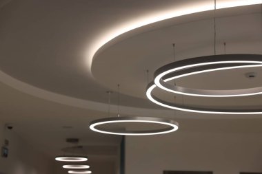 Beyaz tavandaki aydınlatma lambaları, yakın plan.