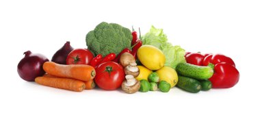 Taze taze sebze ve limon yığınları beyazın üzerinde izole edilmiş.