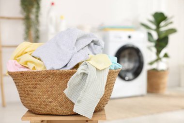 İçerideki ahşap masada giysileri olan çamaşır sepeti, yakın çekim. Metin için boşluk