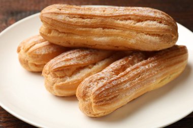 Tahta masada pudra şekerli leziz ekler, yakın plan.