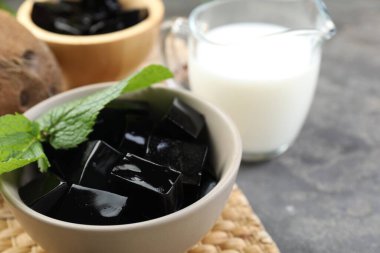 Gri masada servis edilen naneli lezzetli bitkisel jöle, yakın plan.