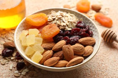 Tahıl yapıyorum. Yulaf gevreği, kurutulmuş meyve ve diğer malzemeler ışık masasında, yakın plan.