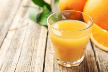 Taze portakal suyu ve ahşap masada meyveler, yakın plan. Metin için boşluk