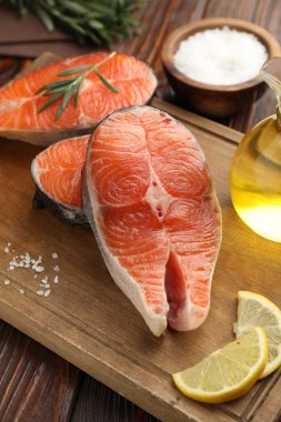 Baharatlı, limonlu ve yağlı somon filetosu.