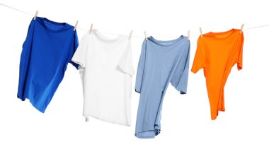 Çamaşır ipini beyaz arka planda tutarken farklı giysiler kuruyor