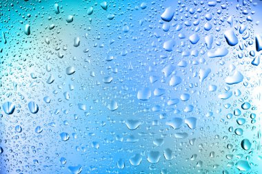 Su damlalı cam yüzey, yakın görüş.