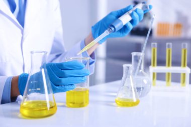 Laboratuvarda motor yağı kalitesini kontrol eden bilim adamı, yakın plan.