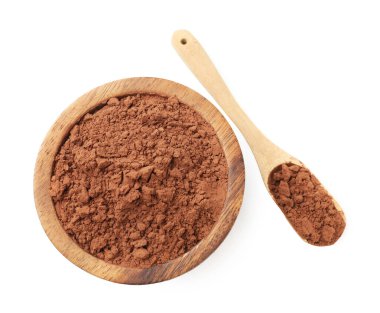 Kâse ve kaşıkta doğal kakao tozu. Beyaz, üst manzara.