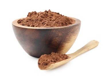 Doğal kakao tozu kasede ve kaşıkta beyaza izole edilmiş.