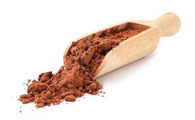 Tahta kepçe içindeki doğal kakao tozu beyaza izole edilmiş.