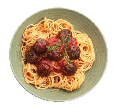 Beyaz arka planda köfteli leziz makarna.